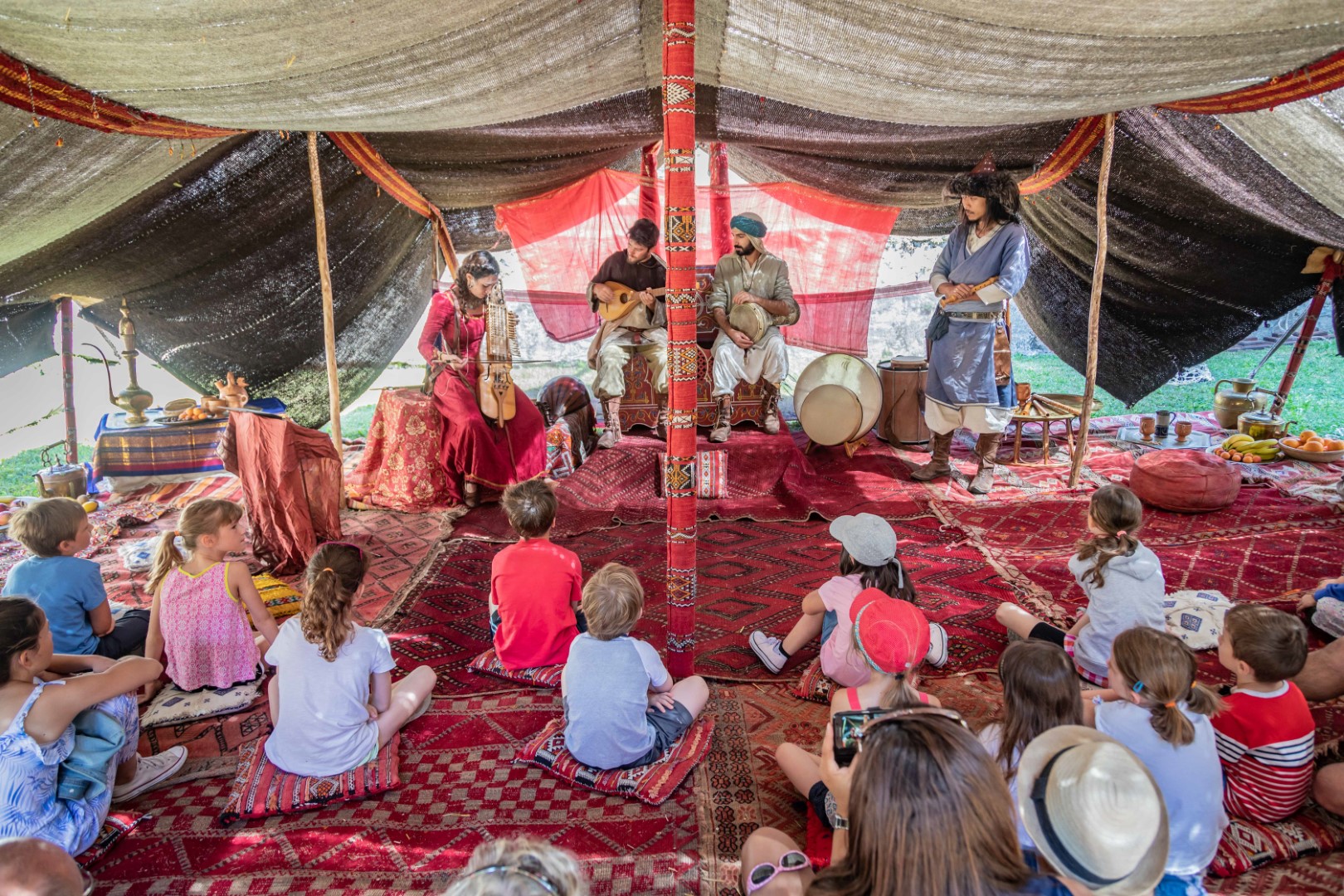 Al Andalus prez daya sous tente.jpg