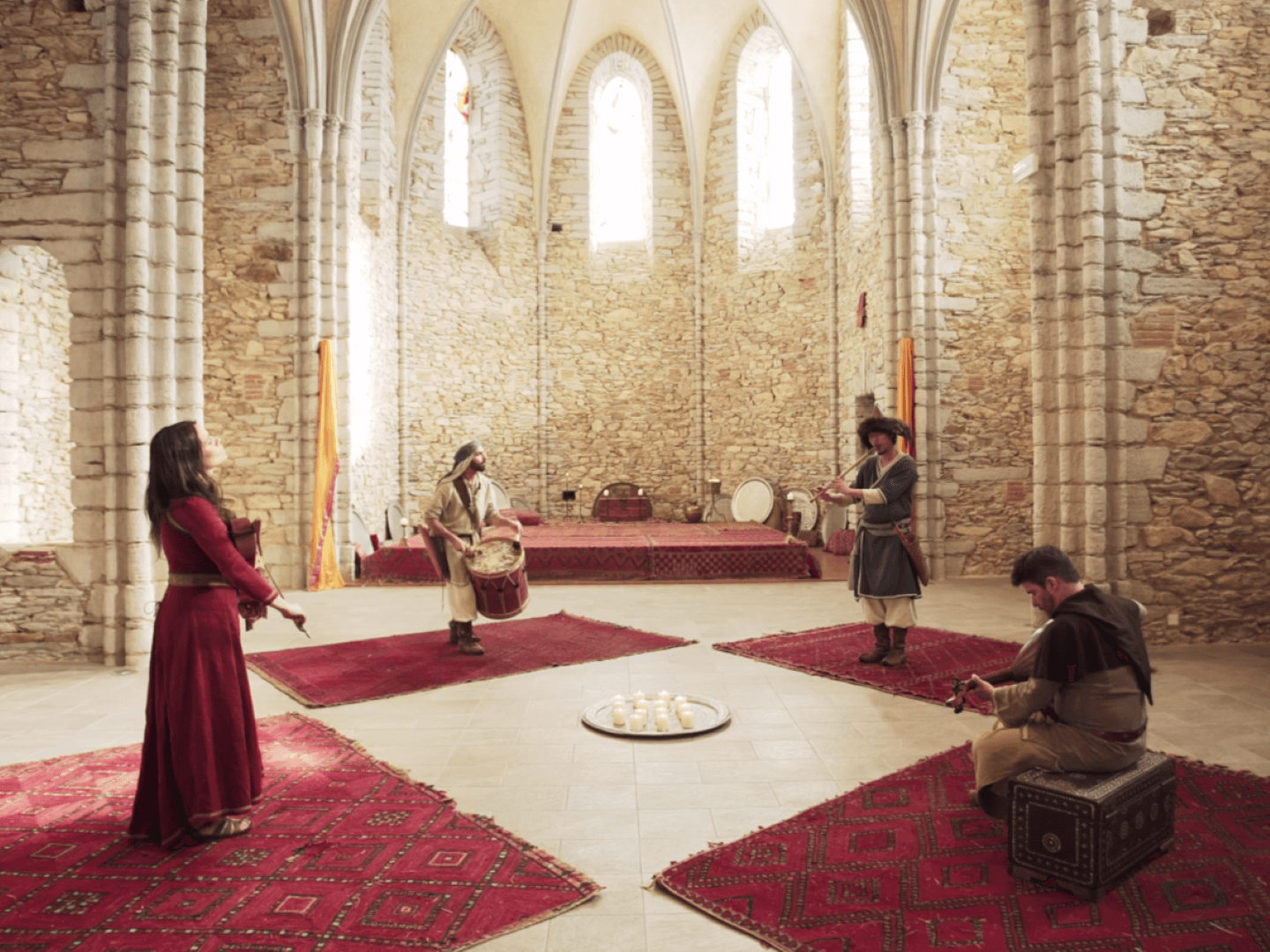 DAYA en église illustration anno 