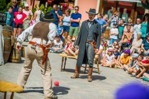 Far West 11 C Armutan Andy Parant Arc 1950 Le Village.jpg